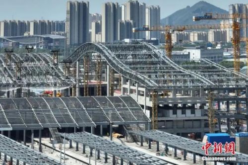 圖為航拍南沿江鐵路江陰站站房屋面鋼結(jié)構(gòu)桁架整體提升現(xiàn)場(chǎng)。(無(wú)人機(jī)照片) 中新社記者 泱波 攝